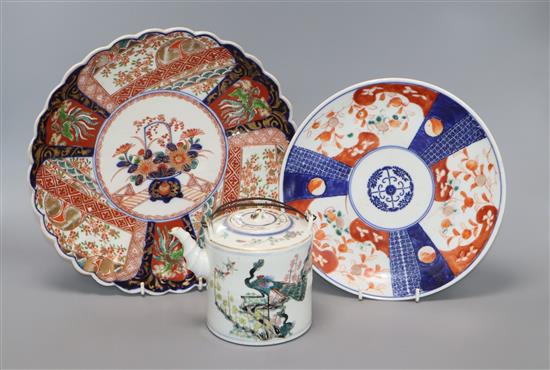 A Japanese porcelain teapot and two Imari dishes largest diameter 28cm